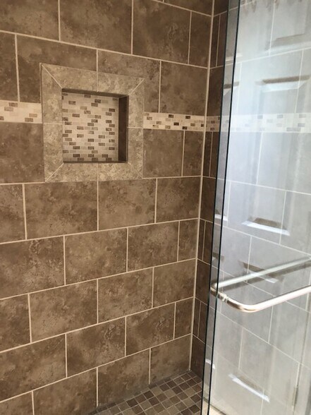 Walk-In Shower - 11345 S Roberts Rd
