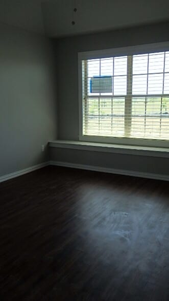 Master Bedroom with Window Seat - 4928 villas drive