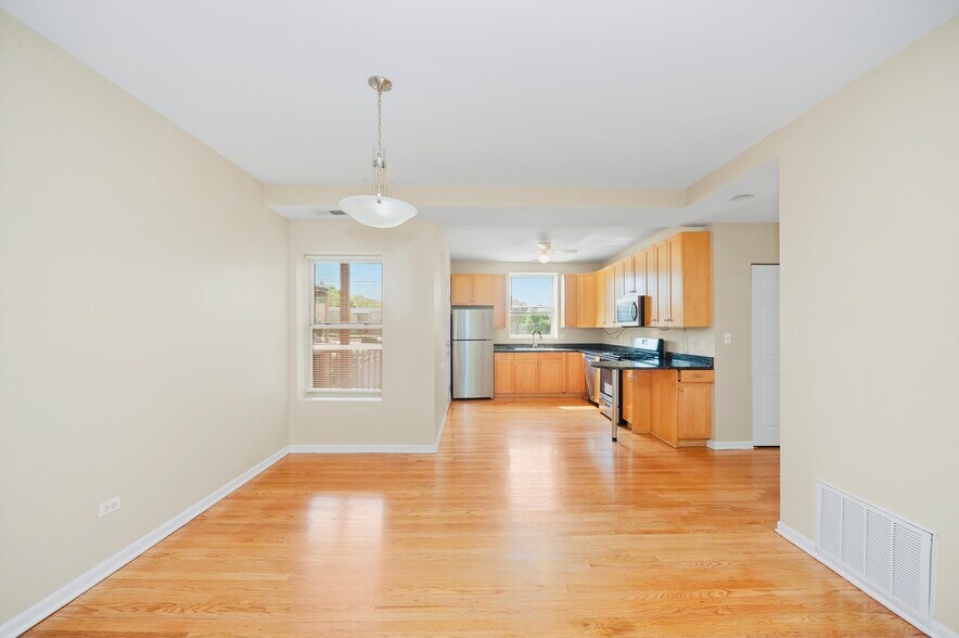 Building Photo - 1243 W Rosemont Ave