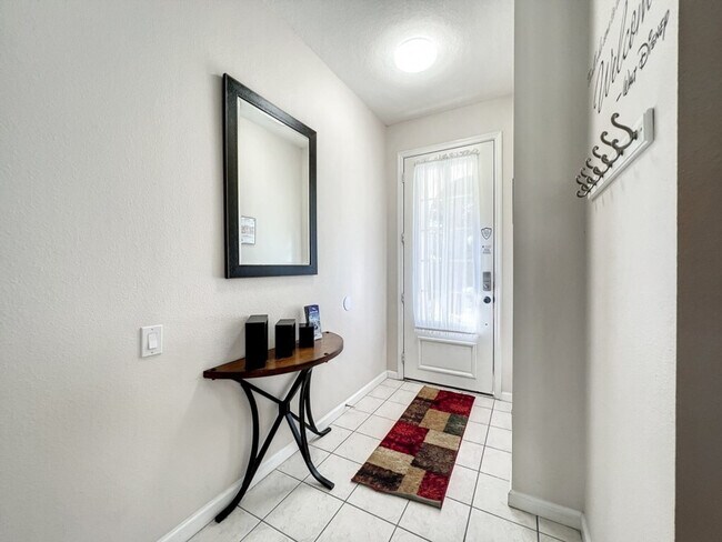 Building Photo - 2421 Silver Palm Dr