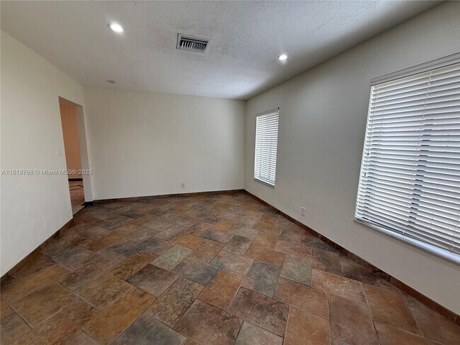 Building Photo - 1721 NE 48th Ct