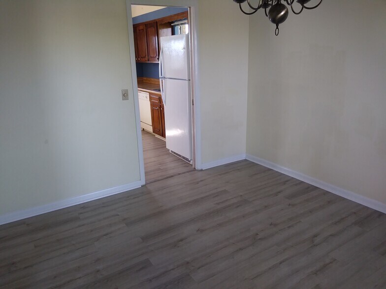 Building Photo - 2512 Sharron Dr