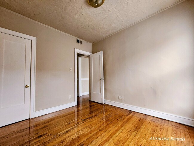Building Photo - 5810 W Erie St