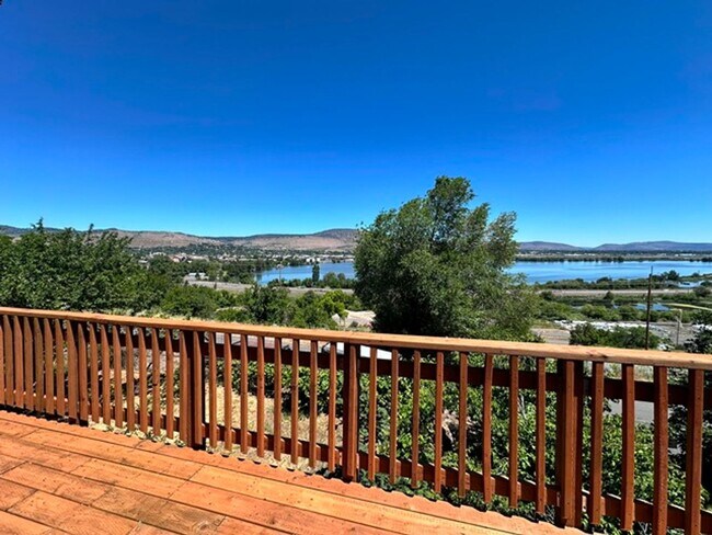 Building Photo - Cute home with a view