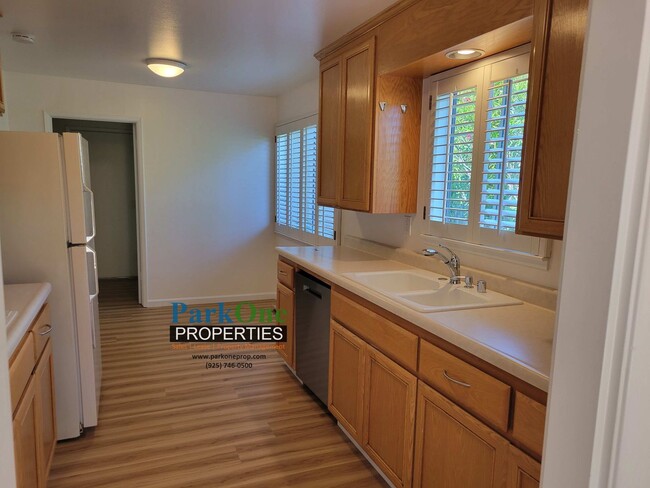 Building Photo - COMING SOON! Spacious single level Woodlan...