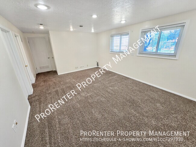 Building Photo - 1094 Beverly Way