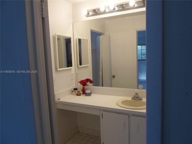 Building Photo - 20760 NE 4th Ct