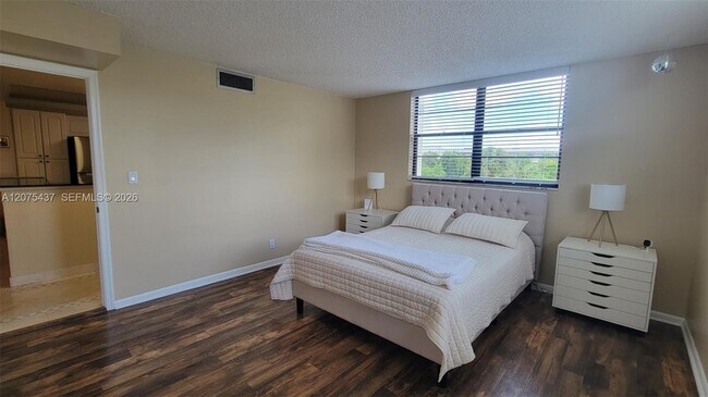 Building Photo - 2410 Deer Creek Country Club Blvd