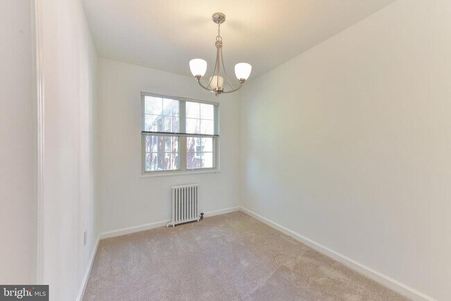 Building Photo - 1423 N Nash St