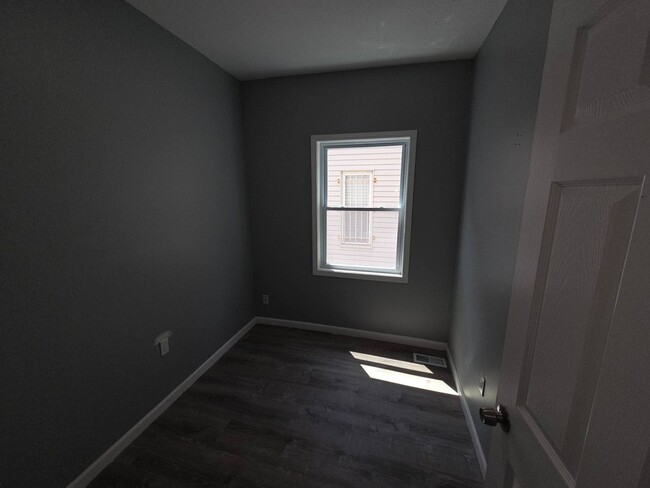 Building Photo - 3237 Seymour Ave