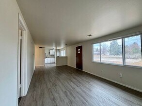 Building Photo - 2 bedroom 1 Bath In Longmont Available NOW!