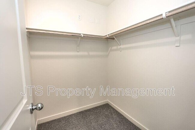 Building Photo - 2104 Shady Tree Cir