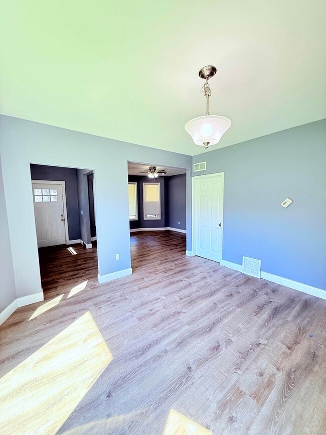 Building Photo - 3 Bed, 1 Bath Home with Modern Amenities / Vouchers Accepted / Available Now!