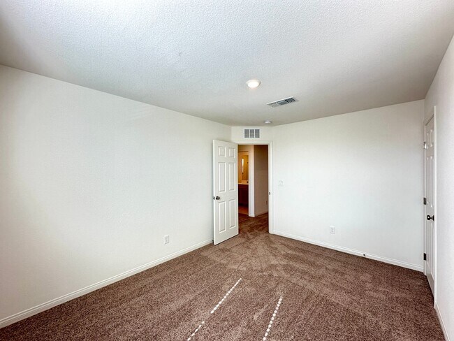 Building Photo - Saguaro North