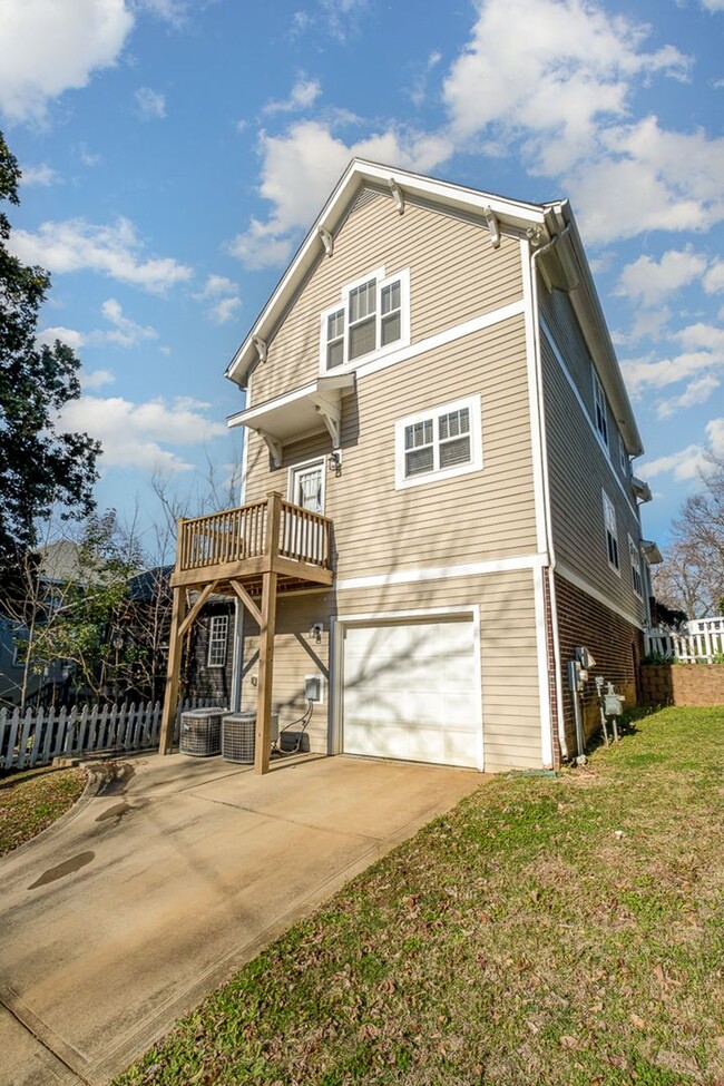 Building Photo - Move-in Ready!