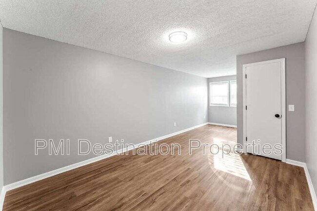 Building Photo - 1322 N Harvey Dr