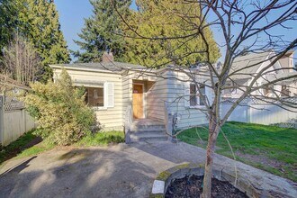 Building Photo - 1210 NE 95th St