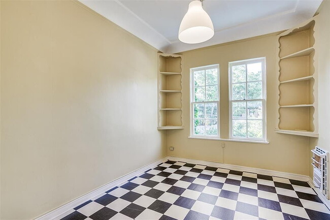 Building Photo - "Charming 3-Bedroom Home on University Blvd – Spacious 2402 Sq Ft with 2 Full Baths in Prime Univ...