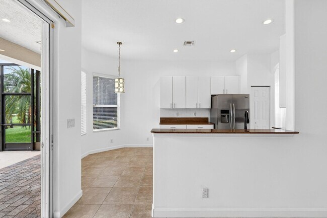Building Photo - 6532 SE Broadmoor Ln