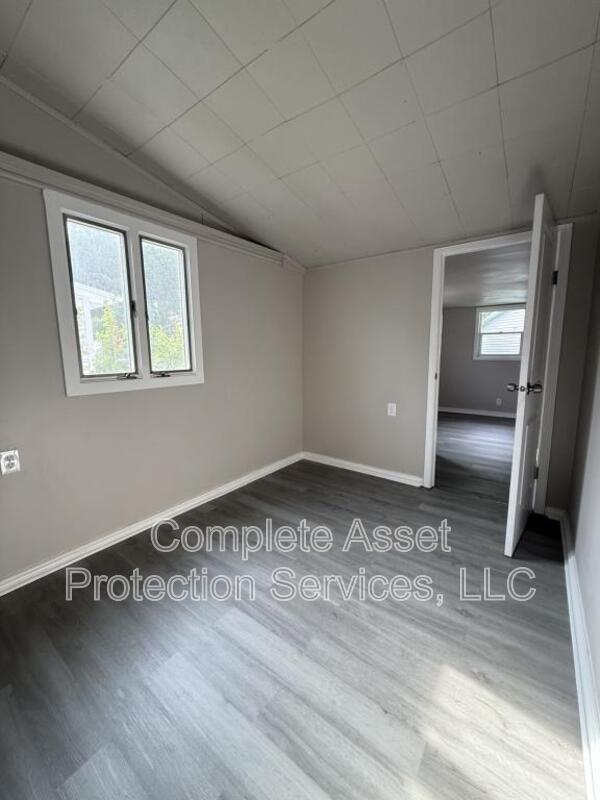 Building Photo - 430 Woodlawn Ave
