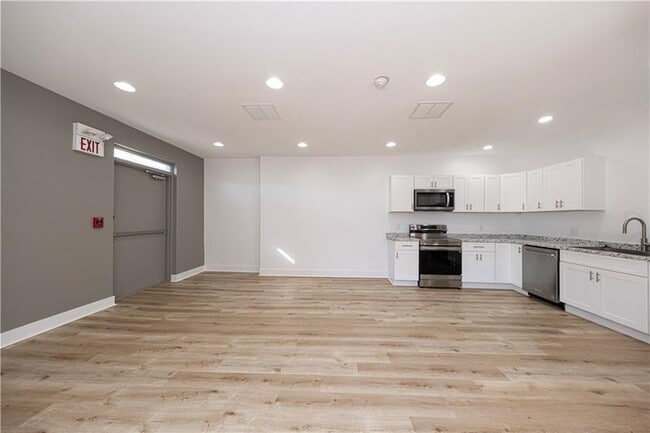 Building Photo - 232 3rd Ave