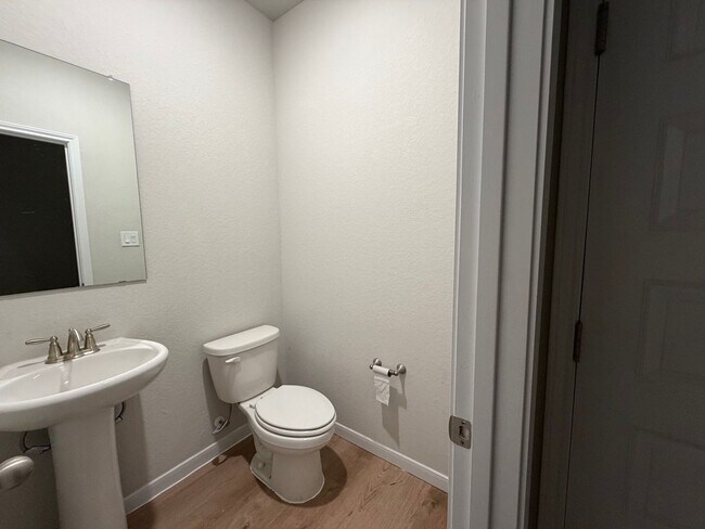 Building Photo - Modern 3/2 Townhome in NBTX