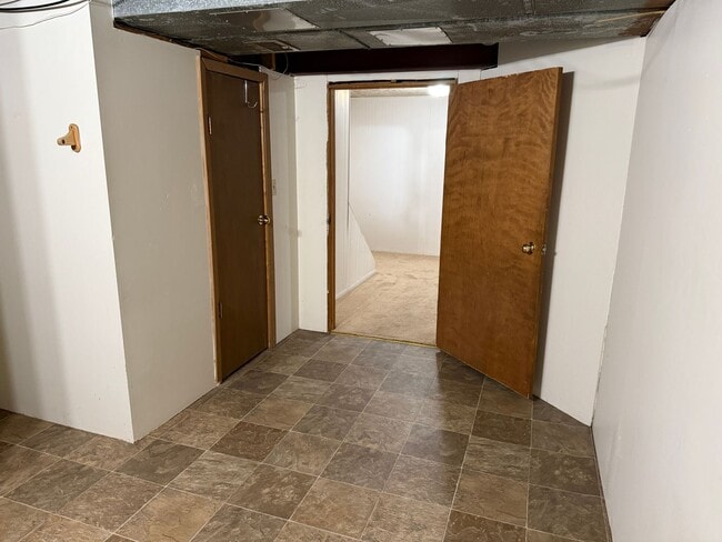 Building Photo - Spacious 5-Bedroom Home for Rent in Sioux ...