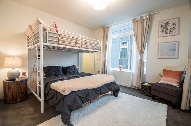 Building Photo - 463 14th Ave