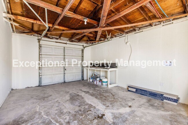 Building Photo - Ready to move in 2 bedroom 1 bath home