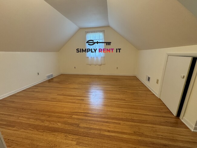 Building Photo - 4 Bedroom Near Campus with Hardwood Floors!