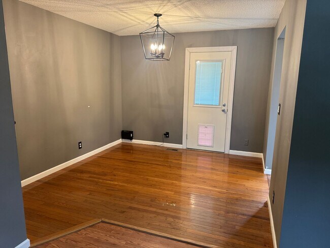 Building Photo - 404 E Maple St