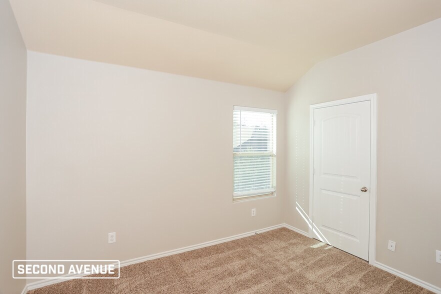 Building Photo - 661 Creekview Dr