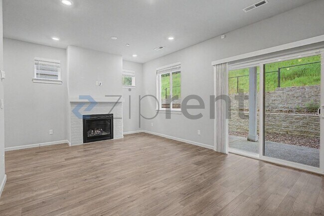 Building Photo - 4231 S Cloverhill Wy