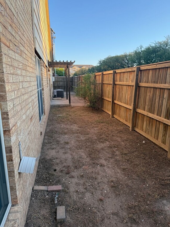 Building Photo - 3/2 Town House/ Quaker & 18th street!!