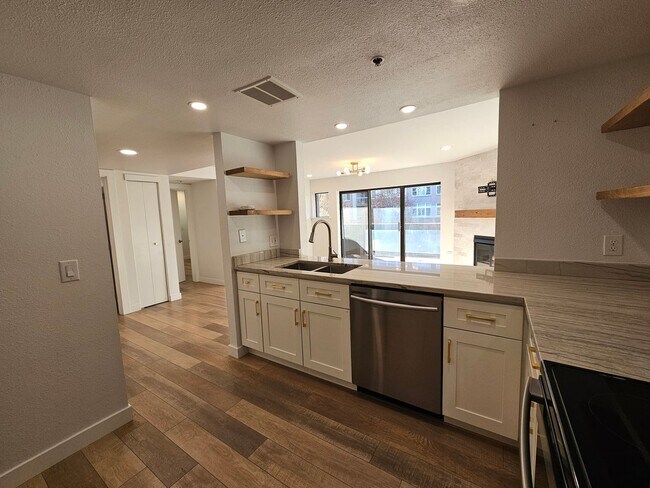 Building Photo - Cherry Creek Beautiful and Bright 1 Bed 1 Bath Condo