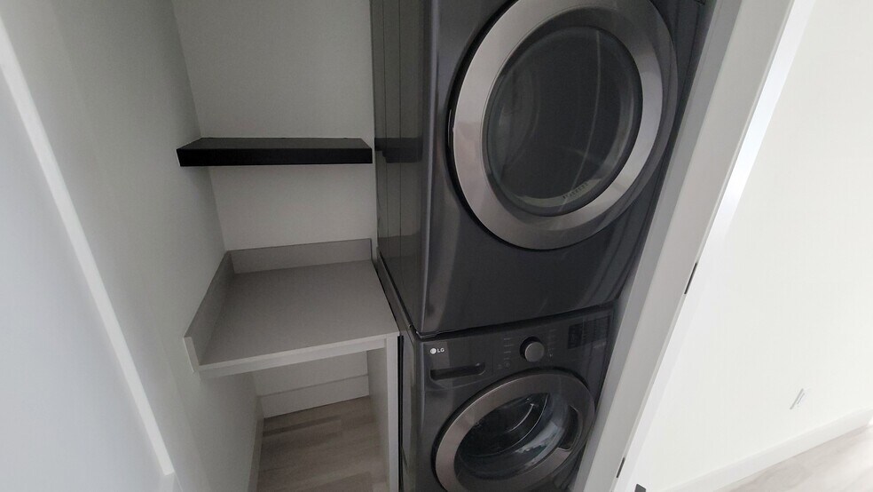 Building Photo - 2431 NE 187th St