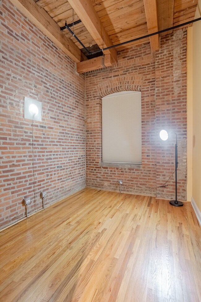 Building Photo - 2735 W Armitage Ave