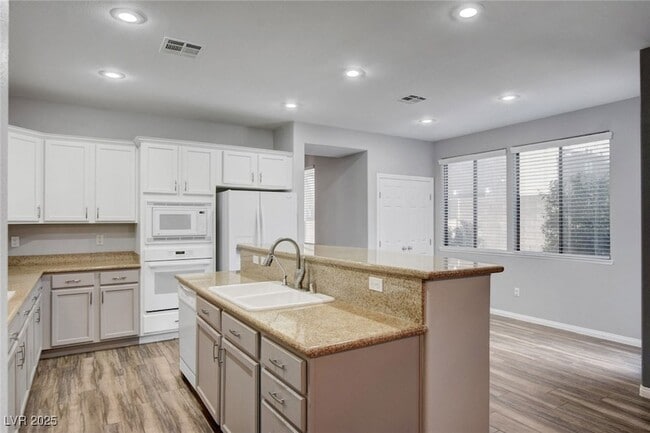 Building Photo - 5643 Almocita Ct