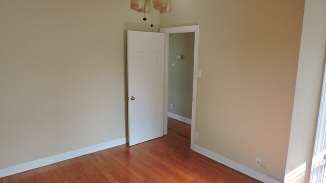 Building Photo - 4557 Grandview Ave