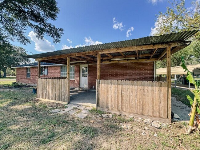 Building Photo - 305 Larkspur St