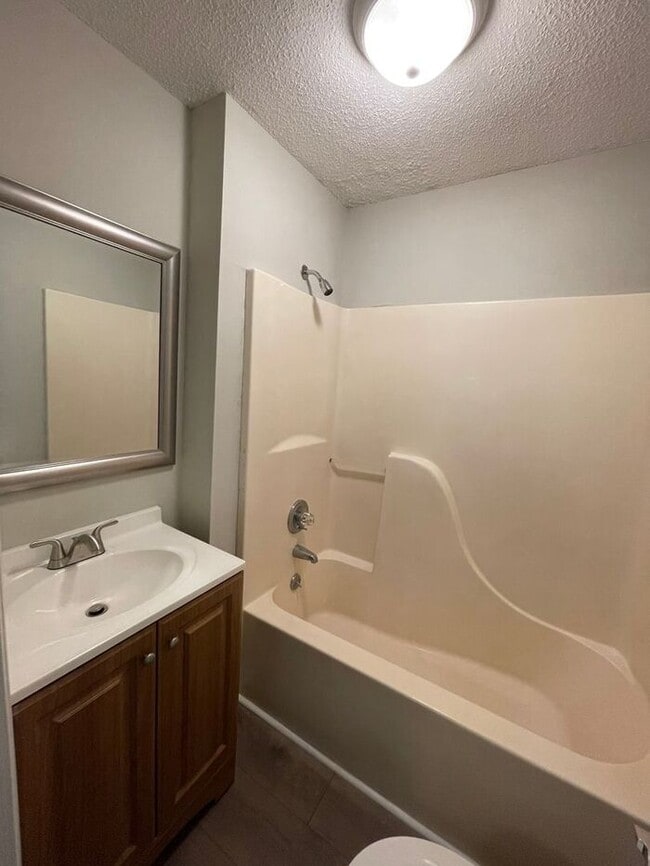 Building Photo - Charming 1BR/1BA Duplex with all the Upgrades!