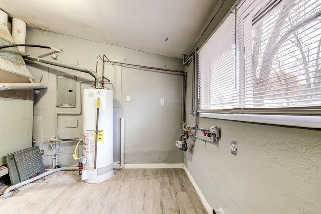 Building Photo - Charming 3-Bedroom Home in a Convenient St. Louis Location!