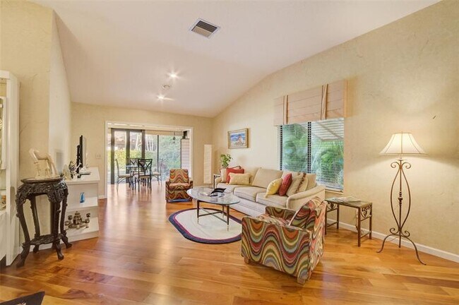 Building Photo - 5051 Pine Dr