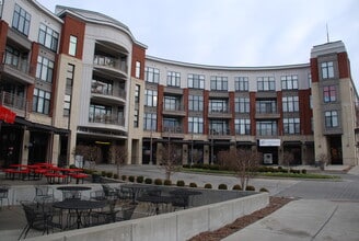 Building Photo - Center Court