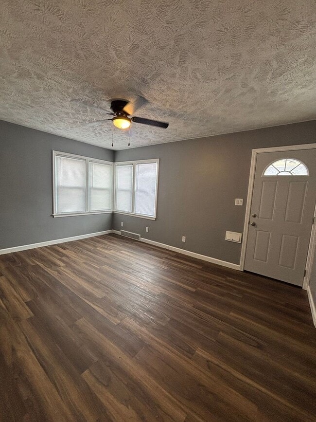 Building Photo - Spacious 4 Bedroom 1.5 Bath House!!