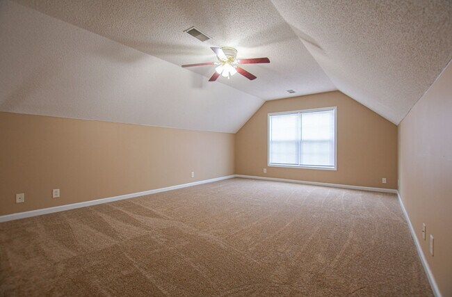 Building Photo - Pet Friendly Three Bedroom with Bonus!