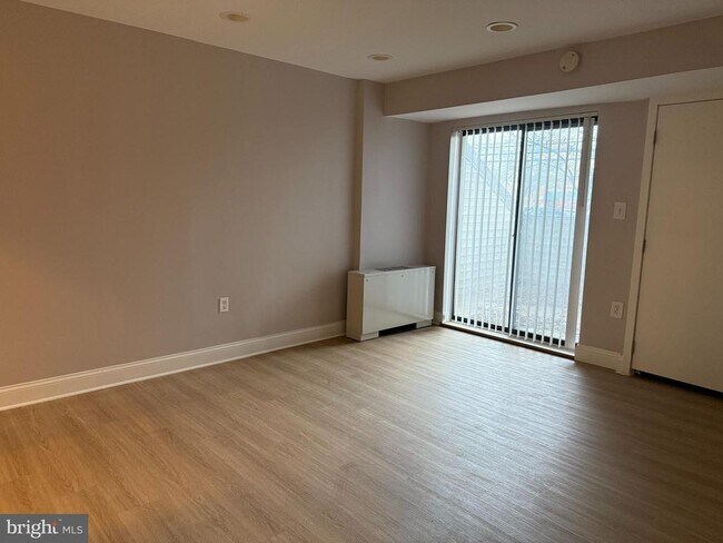 Building Photo - 10320 Westlake Dr