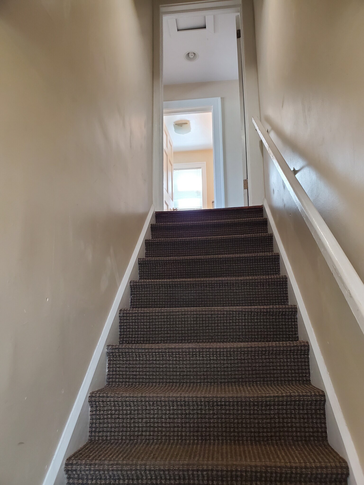 Building Photo - 1206 E 8th St