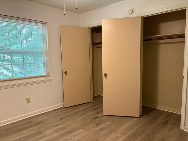 Building Photo - 2 Bedroom, 1 Bathroom Condo in Greensboro!