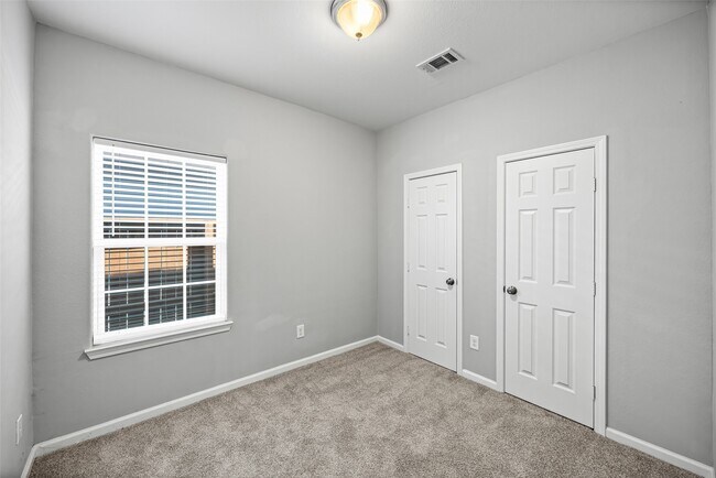 Building Photo - 426 New Hampshire St